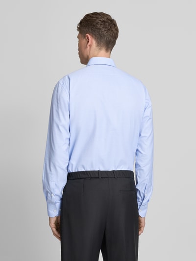 Männermodel trägt Regular Fit Businesshemd aus reiner Baumwolle von BOSS, Optik: Unifarben, Ganzkörperansicht Rückansicht.