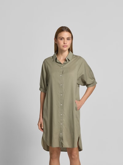 Frauenmodel trägt Relaxed Fit Hemdkleid im Halbarm-Design von Juvia in Olivgrün, Baumwolle, Hemdblusenkragen, Knopfleiste, Ganzkörperansicht von vorne.