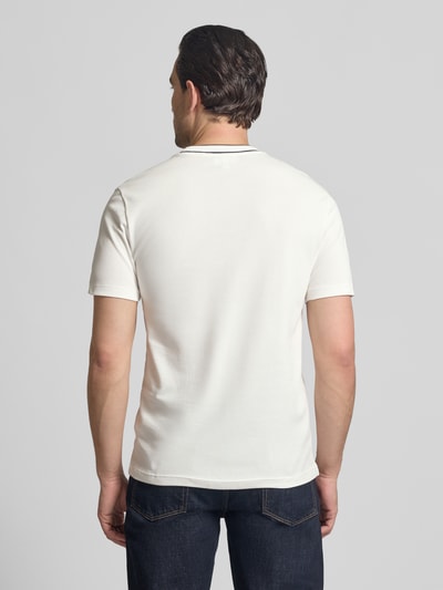 Männermodel trägt Regular Fit T-Shirt aus Baumwoll-Mix von Lacoste, Optik: Unifarben, Piqué-Struktur, Logo-Stitching, Ganzkörperansicht Rückansicht.