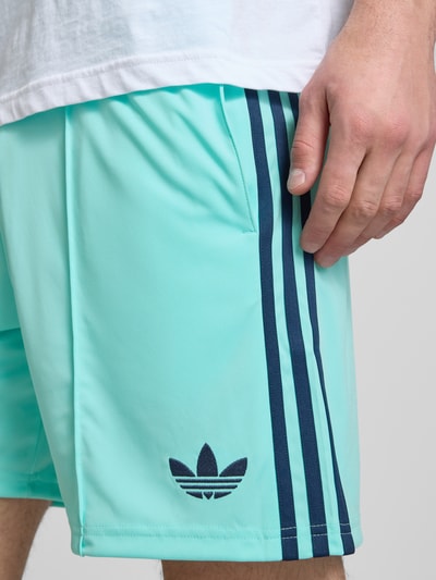 Männermodel trägt Auswärtsshorts Deutschland 2026 von adidas mit Mehrfarbig-Optik, Passform: Regular-Fit, Bundabschluss: Tunnelzug, Nahaufnahme Oberschenkel.