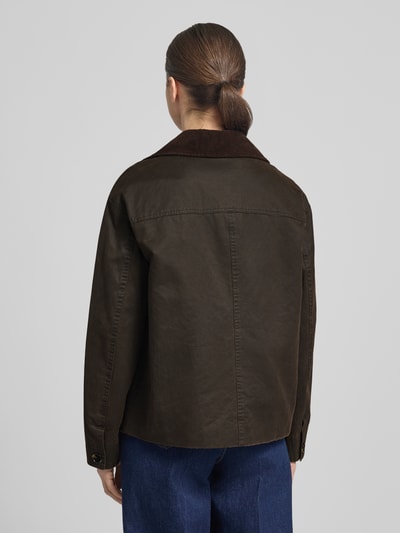 Frauenmodel trägt Jacke mit Pattentaschen von Stefanel in Dunkelbraun, Baumwoll-Mix, Umlegekragen, Regular Fit, Ganzkörperansicht Rückansicht.