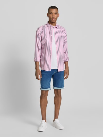 Męski model nosi bermudy 'Bermudas in Denim-Optik' od MAC, krój regular fit, tkanina stylizowana na denim, efekt znoszenia, wpuszczane kieszenie, brzeg, szerokość w rozmiarze 32: 44 cm, długość wewnętrzna nogawki w rozmiarze 32: 25 cm, całkowity widok z przodu.