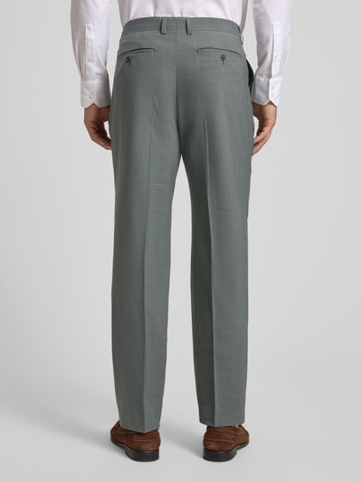 Männermodel trägt Slim Fit Anzughose mit Woll-Anteil Modell 'Awesley' von Matinique, Material-Mix, graugrün, Ganzkörperansicht Rückansicht.