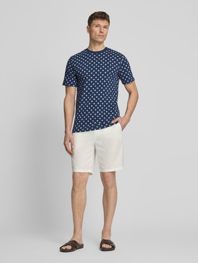 Männermodel trägt Regular Fit T-Shirt mit Rundhalsausschnitt von Scotch & Soda, Reine Baumwolle, Allover-Look, Herren T-Shirt, Ganzkörperansicht von vorne. Rückenlänge bei Größe M: 71 cm.