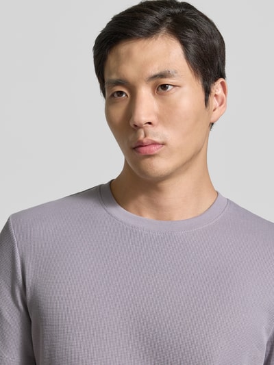 Männermodel trägt Regular Fit T-Shirt aus Baumwoll-Mix von Tom Tailor Denim, Optik: Unifarben, Piqué Textur, Rundhals, Nahaufnahme Oberkörper.