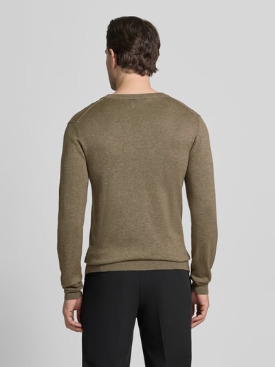 Mannelijk model draagt Strickpullover met geribde boorden model 'BELLS' van Casual Friday, katoen-lyocellmix, slim fit, rugaanzicht.