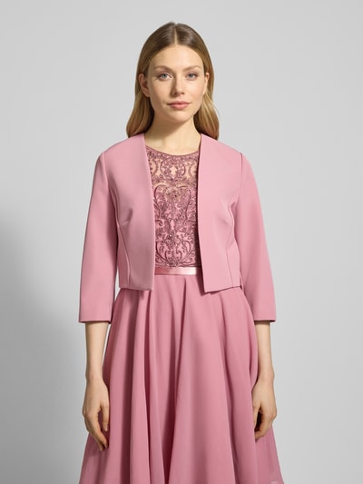Frauenmodel trägt Regular Fit Blazer mit 3/4-Arm von Vera Mont aus elastischem Material-Mix in Rosa, offenes Design, Nahaufnahme Oberkörper.