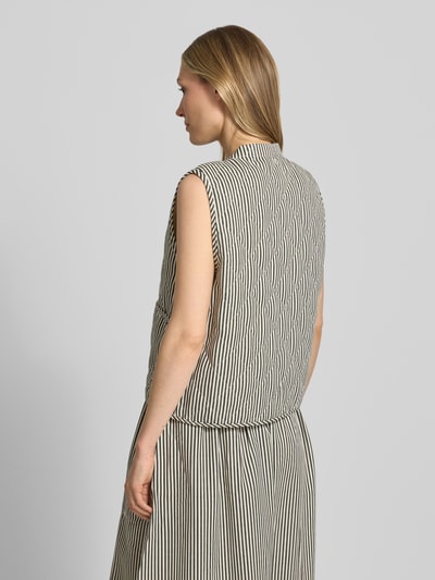 Frauenmodel trägt Steppweste mit aufgesetzten Taschen Modell 'Cairo' von LOLLYS LAUNDRY aus Baumwoll-Mix im Allover-Look, Regular-Fit, Ganzkörperansicht Rückansicht.