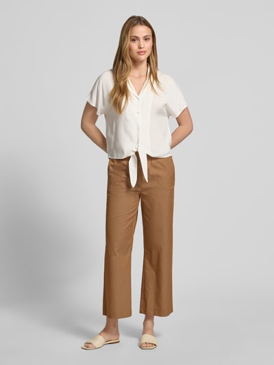 Vrouwenmodel draagt dames broek van katoenmix met stretch van monari, model 'Sarah' met elastische band, verkorte pasvorm, binnenbeenlengte maat 36: 65 cm, bandwijdte maat 36: 37 cm, voorkant volledige lichaamsweergave.