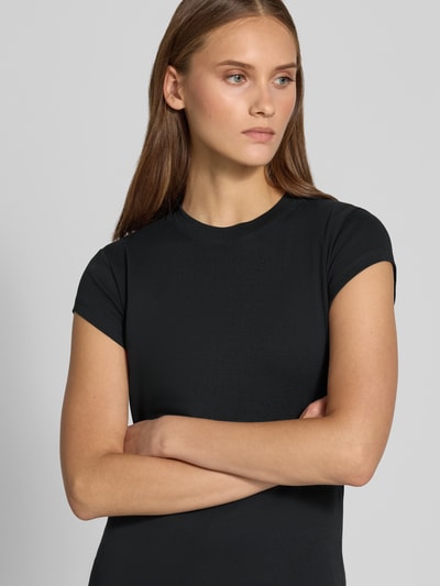Frauenmodel trägt schwarzes T-Shirt mit Rundhalsausschnitt Modell 'EVERYDAY' von Topshop aus reiner Baumwolle, Nahaufnahme Oberkörper.