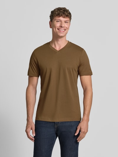 Männermodel trägt Regular Fit T-Shirt aus reiner Baumwolle von s.Oliver RED LABEL in Braun, glatte Oberfläche, Ganzkörperansicht von vorne.