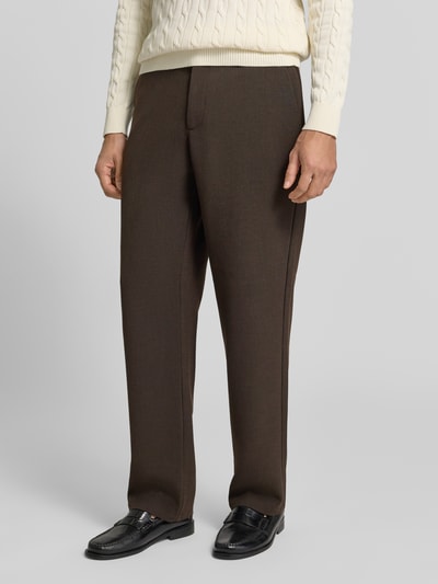 Männermodel trägt Regular Fit Hose mit Gürtelschlaufen von s.Oliver BLACK LABEL, braun, Knopfverschluss, Webware, unifarben, Ganzkörperansicht von vorne.