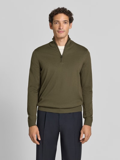 Männermodel trägt Modern Fit Troyer aus reiner Schurwolle Modell 'Dario' von JOOP! COLLECTION, olivgrün, glatte Textur, Ganzkörperansicht von vorne.