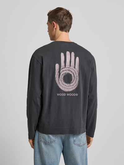 Männermodel trägt Sweatshirt mit Rundhalsausschnitt Modell 'Ryan' von Wood Wood aus reiner Baumwolle, lockerer Schnitt, Rückseite, Ganzkörperansicht Rückansicht.