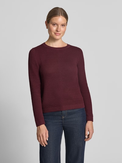 Frauenmodel trägt Strickpullover mit Strukturmuster und Rundhalsausschnitt von VILA in Bordeaux, reine Baumwolle, Slim Fit, Ganzkörperansicht von vorne.