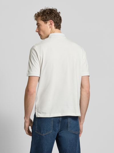 Männermodel trägt Regular Fit Poloshirt mit Logo-Stitching von Gant in Weiß, elastischer Baumwoll-Mix, Rückansicht Ganzkörperansicht.