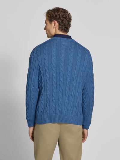 Männermodel trägt Regular Fit Pullover aus reiner Baumwolle von Polo Ralph Lauren in Blau mit Zopfmuster, Ganzkörperansicht Rückansicht.