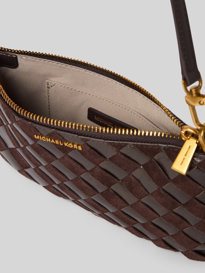 Produktfoto, Shoulder Bag aus echtem Leder Modell 'Jet Set' von MICHAEL Michael Kors mit Strukturmuster, Logo-Detail und Reißverschluss, Detailaufnahme