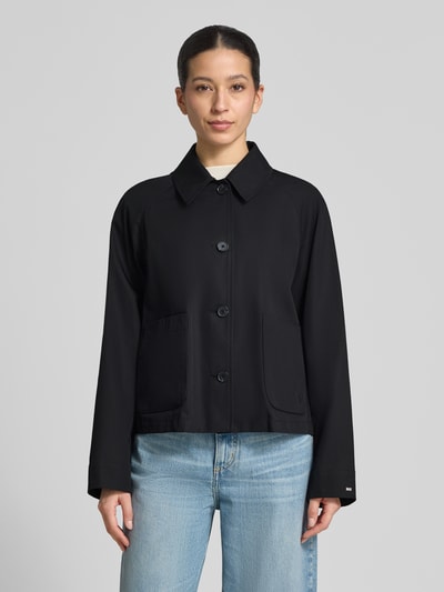 Kobiece model nosi Relaxed Fit Trenchcoat aus reiner Baumwolle od Tommy Hilfiger, efekt: jednolity kolor, krój relaxed fit, wykładany kołnierz, listwa guzikowa, długość krótki, detal z logo, proste zakończenie rękawów, hydrofobowy, splot twill, bawełna; pełen widok z przodu