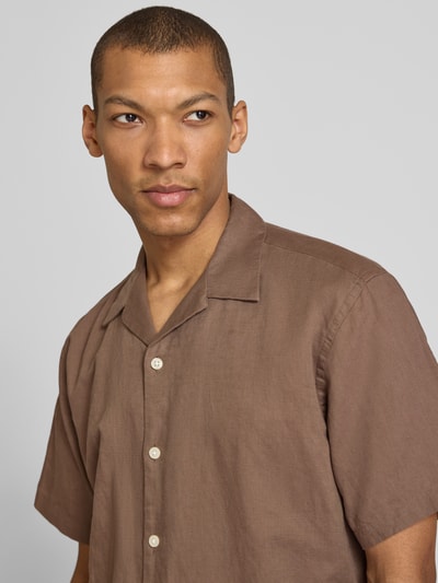 Mannenmodel draagt Relaxed Fit Freizeithemd aus Leinen-Baumwoll-Mix Modell 'RLXCLAY' van HUGO, uni, gestructureerde look, korte mouw, reverskraag, knopen, labelapplicatie, flammgaren, Nahaufnahme bovenlichaam.