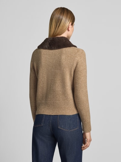Männermodel trägt Strickjacke aus Wollmix mit Webpelzkragen Modell 'Dofur' von OPUS, melierte Strickoptik, Rippenabschlüsse, Ganzkörperansicht Rückansicht