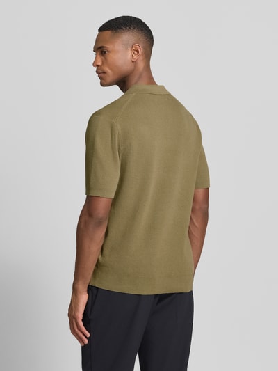 Männermodel trägt Strickshirt mit Polokragen und V-Ausschnitt von JAKE*S STUDIO MEN, Baumwoll-Mix, Regular-Fit, Ganzkörperansicht Rückansicht.