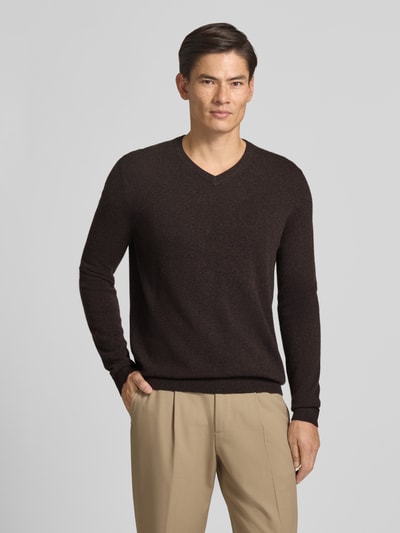 Männermodel trägt Strickpullover aus Kaschmir mit V-Ausschnitt von Christian Berg Men in Dunkelbraun, Regular Fit, Ganzkörperansicht von vorne. Rückenlänge 71 cm, Ärmellänge 71 cm, glatte Textur.