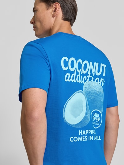Männermodel trägt Relaxed Fit T-Shirt aus reiner Baumwolle von REVIEW x ANSON´S in Blau mit großem Motiv-Print, Nahaufnahme Rückansicht.