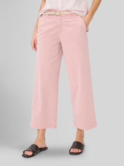 Frauenmodel trägt Wide-Leg-Pants von Brax, Modell 'STYLE.MAINE S', Optik: Unifarben, Lyocell-Mix, Cropped, Label-Patch, seitliche Eingrifftaschen, Ganzkörperansicht von vorne.