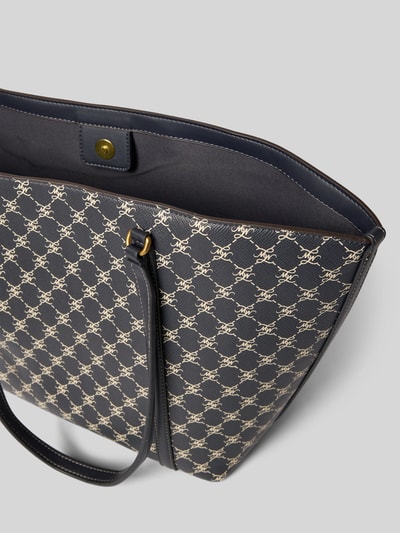 Produktfoto, Tote Bag mit Magnetverschluss Modell 'PORTA' von MANGO, navy-creme Allover-Label-Print, schmale Riemen, strukturierte Oberfläche