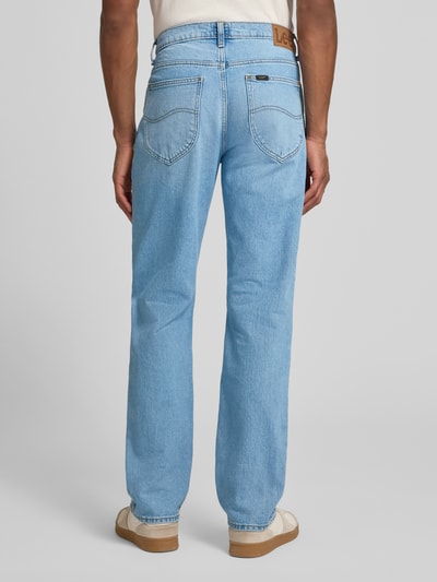 Männermodel draagt Straight Fit jeans in 5-pocketmodel model 'WEST' van Lee, mix van katoen en elastaan, bandwijdte 42 cm, binnenbeenlengte 83 cm, lichtblauw, productfoto, ganzkörperansicht rückansicht.