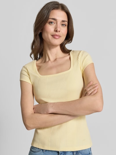 Frauenmodel trägt T-Shirt in Ripp-Optik mit Karree-Ausschnitt von JAKE*S STUDIO WOMAN in Hellgelb, figurbetont, Nahaufnahme Oberkörper.