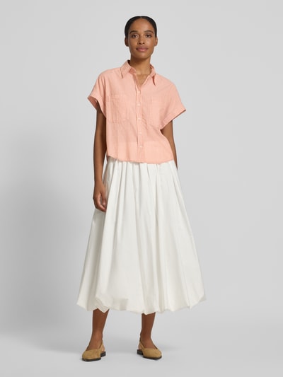 Frauenmodel trägt Boxy Fit Hemdbluse aus reiner Baumwolle von Marc O'Polo, Optik:Allover-Muster, gestreift, Ganzkörperansicht von vorne.