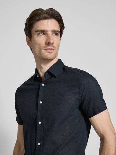 JOOP! Collection Koszula casualowa męska JOOP! Collection;Mieszanka bawełny i lnu;Krój slim fit;Model ‘Pit’;Kołnierzyk typu kent;Listwa guzikowa;Długość tyłu w rozmiarze 40: 67 cm;Szerokość ramion w rozmiarze 40: 41 cm;Długość rękawa w rozmiarze 40: 22 cm Ciemnoniebieski 3