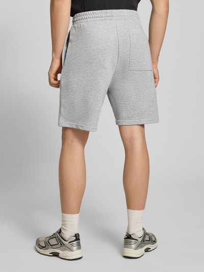 Männermodel trägt graue Regular Fit Shorts mit Label-Stitching von REVIEW aus Baumwoll-Mix, elastischer Bund, Ganzkörperansicht Rückansicht.
