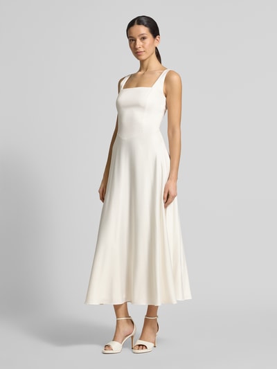 Modelka kobieca nosi Midikleid in A-Linie von Jake*s Cocktail, kremowy kolor, bez rękawów, z zamkiem, fason taliowany, optyka plisów, szerokość w rozmiarze 36: 40 cm, długość pleców w rozmiarze 36: 102 cm, widok całej sylwetki z przodu.