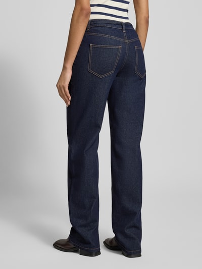 Frauenmodel trägt Straight Fit Jeans aus Baumwoll-Mix Modell 'ALLISON' von Vero Moda, Optik: Unifarben, Passform: Straight Leg, High-Waist, 5-Pocket-Design, Dark Wash, Denim, Beinabschluss mit Umschlag, Ganzkörperansicht Rückansicht.