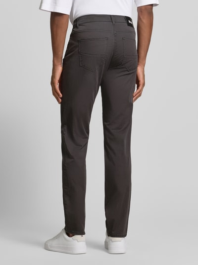 Männermodel trägt Slim Fit Stoffhose mit Lyocell-Anteil Modell 'Cadiz' von Brax, 5-pocket-design, donkergrijs, elastische katoenmix, ganzkörperansicht rückansicht.