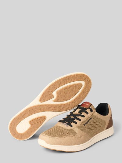 Produktfoto, Sneaker mit Logo-Detail Modell 'Victory' von bugatti, beżowe odcienie, zaokrąglony fason, lekko profilowana podeszwa, wysokość obcasa 3 cm, wysokość cholewki 7 cm, szerokość w rozmiarze 44: 10 cm, tekstura siateczki i zamszu