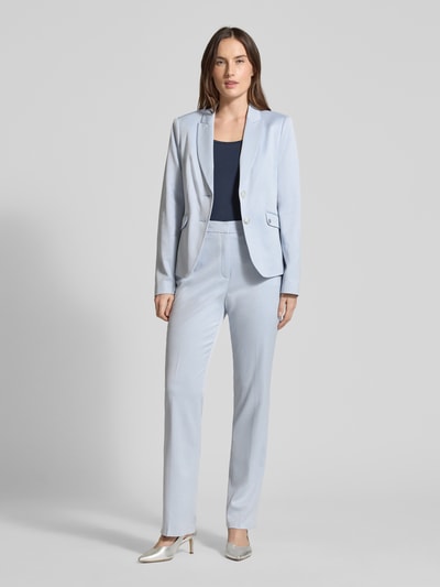 Frauenmodel trägt Regular Fit Blazer aus Viskose-Mix von s.Oliver BLACK LABEL im Allover-Muster mit 2-Knopf-Verschluss, Ganzkörperansicht von vorne.
