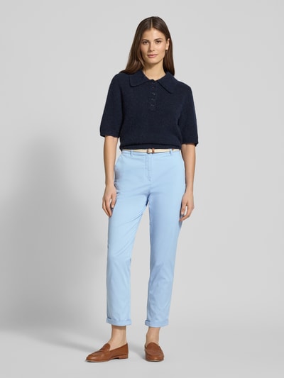 Frauenmodel trägt Casual Fit Chino mit Baumwoll-Anteil von Christian Berg Woman im verkürzten Design, hellblau, Seitentaschen, Gürtel, Ganzkörperansicht von vorne.