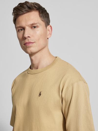 Männermodel trägt Regular Fit T-Shirt aus reiner Baumwolle von Polo Ralph Lauren, unifarben, Logo-Stitching, Rundhals, Feinstrick, Nahaufnahme Oberkörper.