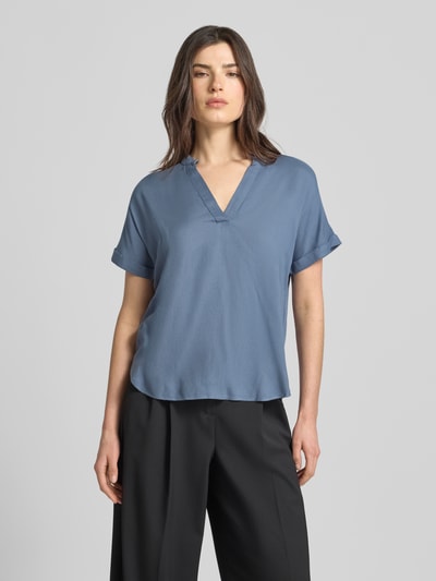 Kobiece modelka nosi Relaxed Fit Blusenshirt aus reiner Viskose Modell 'BEAUTY' von Vero Moda, efekt: jednolity kolor, krój relaxed fit, tunika, dekolt w serek, krótki rękaw z zakończeniem brzegiem, zaokrąglone wykończenie, materiał: wiskoza. Ganzkörperansicht von vorne.