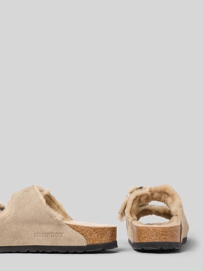 Produktfoto, Slipper mit offener Ferse Modell 'Arizona' von Birkenstock, beigefarbenes Wildleder mit Fellbesatz, abgerundete Passform, Logo-Detail, Absatzhöhe 3 cm.