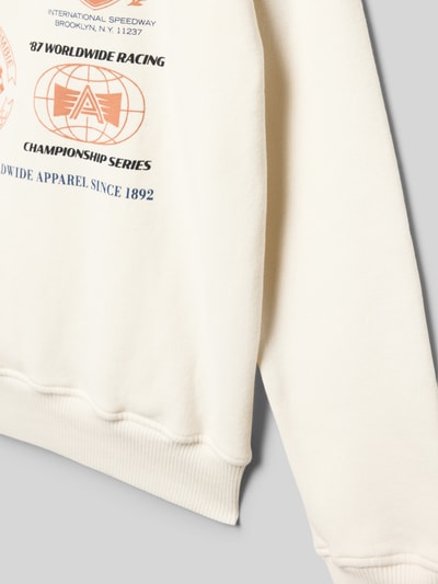 Produktfoto, cremefarbener Hoodie mit Label-Stitching von Abercrombie&Fitch aus Baumwollmischung, lockerer Schnitt, gerippte Abschlüsse.