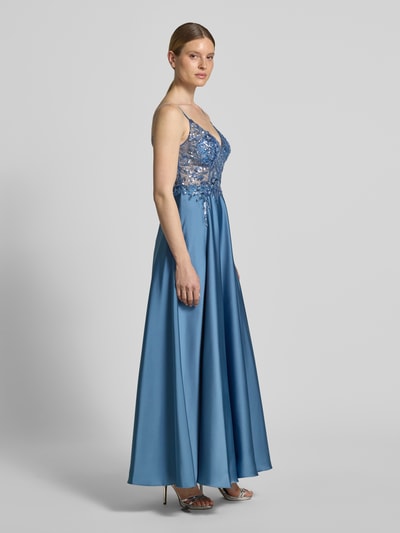 Frauenmodel trägt Abendkleid mit Paillettenbesatz von Laona in Blau, A-Linie, Maxikleid, Tiefer V-Ausschnitt, Spaghettiträger, Rückenlänge 127 cm, Brustweite 40 cm, Reißverschluss auf der Rückseite, Ganzkörperansicht von vorne.