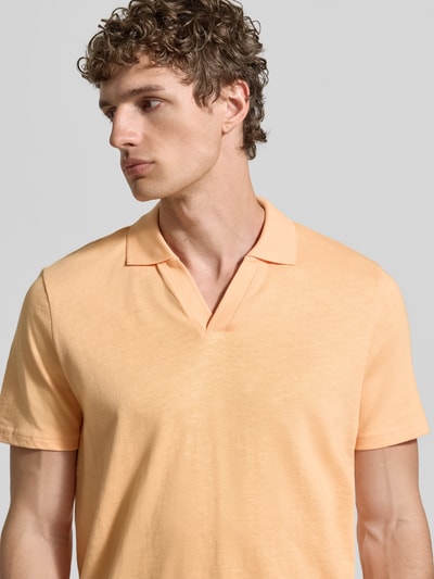 MCNEAL Slim Fit Poloshirt mit V-Ausschnitt Lachs 3