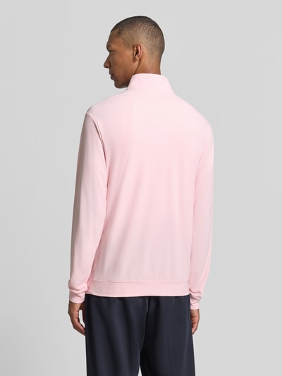 Mannelijk model draagt Regular Fit schipperstrui met korte ritssluiting van Polo Ralph Lauren in lichtroze, effen, Ganzkörperansicht Rückansicht.