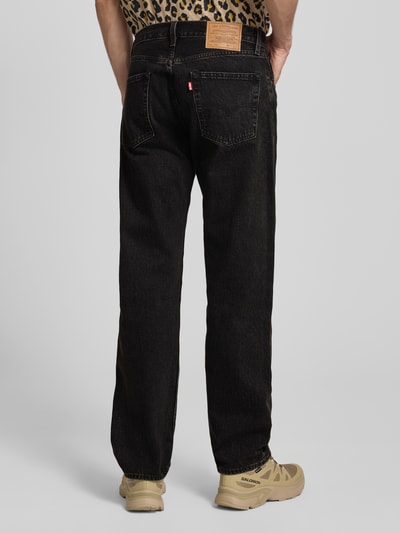 Męski model nosi Straight Leg Jeans aus reiner Baumwolle Modell '555®' od Levi's®, czarny denim, tekstura gładka, pełny tył.