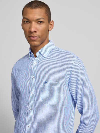 Männermodel trägt Slim Fit Leinenhemd mit Button-Down-Kragen von Fynch-Hatton, blau-weiß gestreift mit Brusttasche, Nahaufnahme Oberkörper